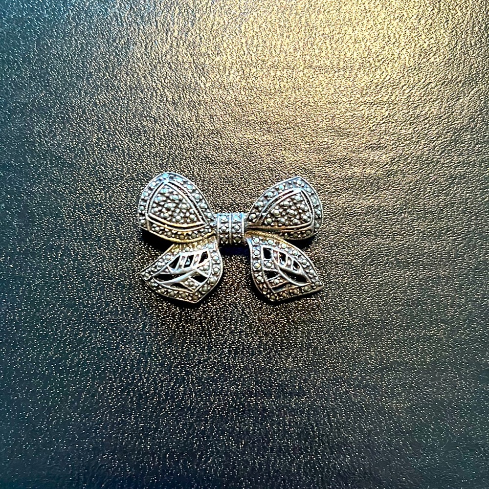 Vintage bow brooch